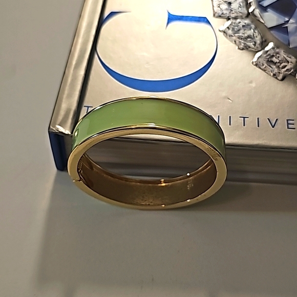 New Without Tag Gold Tone Enamel Cuff Bracelet. - Picture 6 of 8